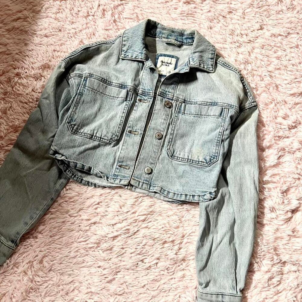 Abercrombie & Fitch Light Wash Classic Preppy Edgy Grunge Cropped Denim Jacket